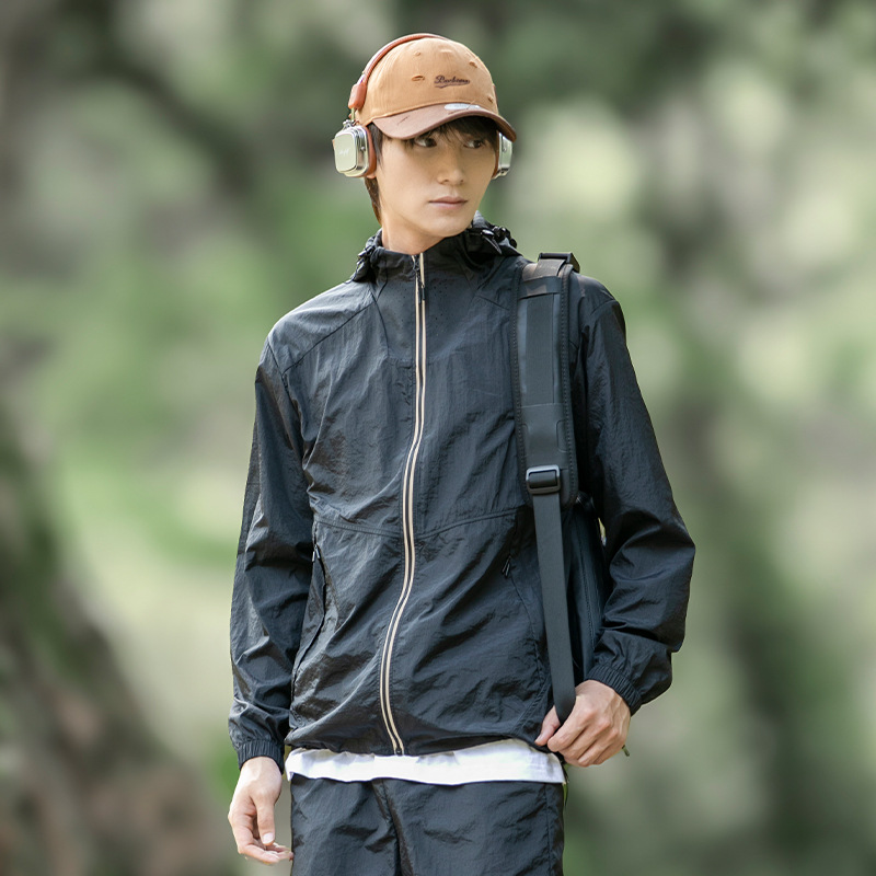 Ropa de protección solar al aire libre de montaña para hombres y mujeres de verano nueva seda de hielo delgada impermeable ropa de moda de protección solar pareja chaqueta encapuchada