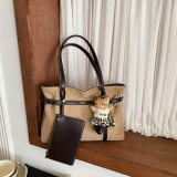 Màu nâu nhạt có mặt dây chuyền