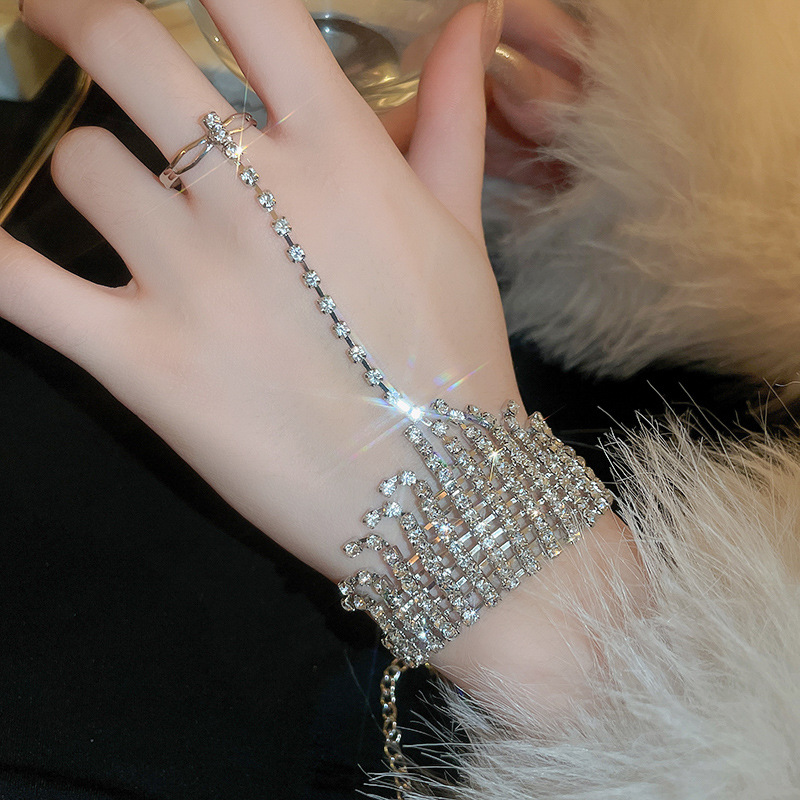 Elegant Glam Geometric Alloy Tassel Rhinestones Women's Bracelets display picture 3