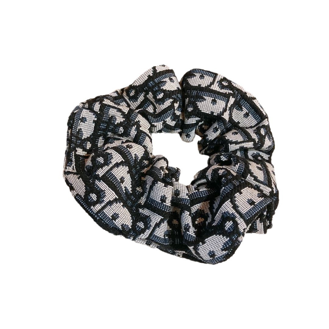 アルファベットの蝶結びのカチューシャは顔の小さいカチューシャを見せます。