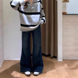 2025秋冬氛围感穿搭灰色条纹polo领针织衫高腰显瘦牛仔裤两件套女