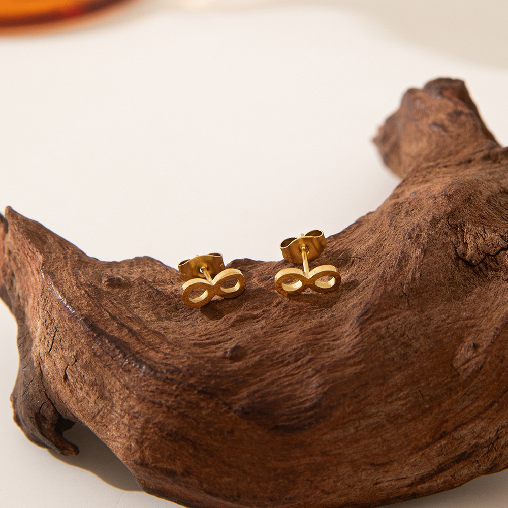 Luxe parelketting met magnetische sluiting voor dames. Hypoallergeen, fijne, elegante choker ontworpen voor comfort en zelfvertrouwen. De meest trendy parel van Europa in 2026._voghion.com