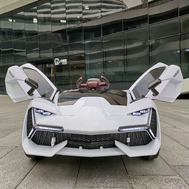 Nuevo coche eléctrico para niños de cuatro ruedas de doble accionamiento coche de control remoto puede sentarse al por mayor columpio cochecito de juguete de la batería