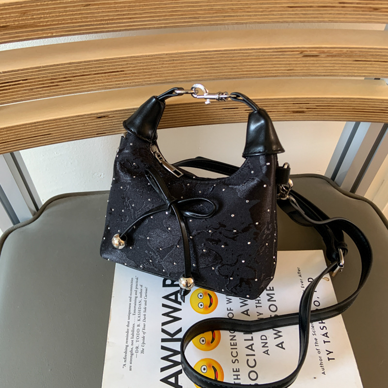 Bolsos populares de este año 2025 verano nuevo bolso femenino lindo lazo bolso de hombro mini bolso de mensajero de diamantes