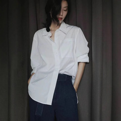 白いシャツの女性の早春の冷たい系の高級感の上着のゆったりとしたカジュアルな職業の職場のシャツの気質の上着の女性