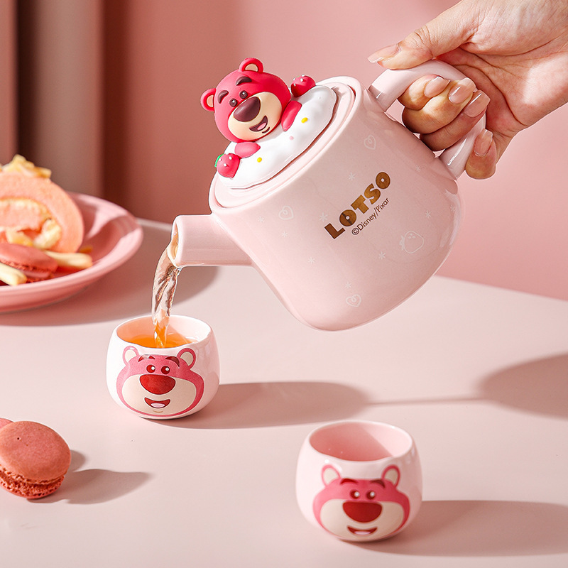 Osos de fresa Winnie osos de dibujos animados cerámicos domésticos de alto valor de la cara set tetera de una olla dos tazas de regalo set caja de regalo