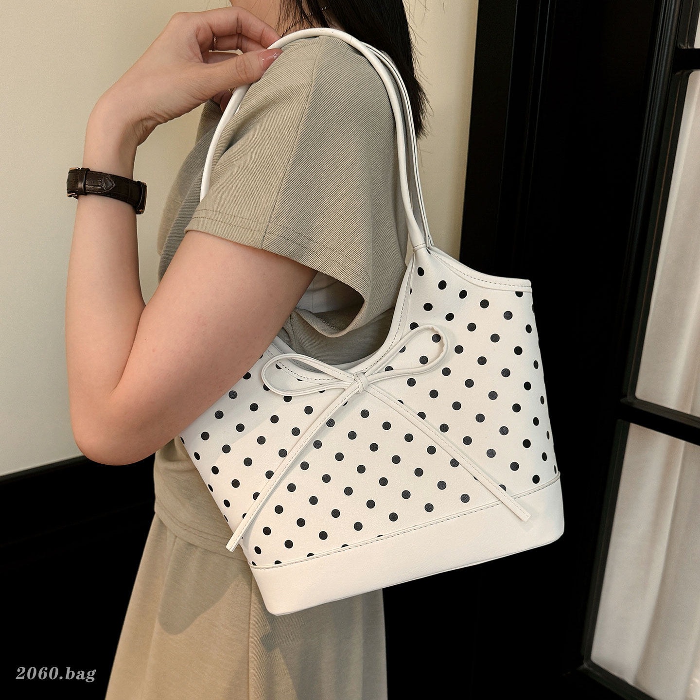 Bolso de viaje de punto de onda versátil simple 2026 bolso de cubo de moda nuevo tipo de hombro casual de mujer suave verano