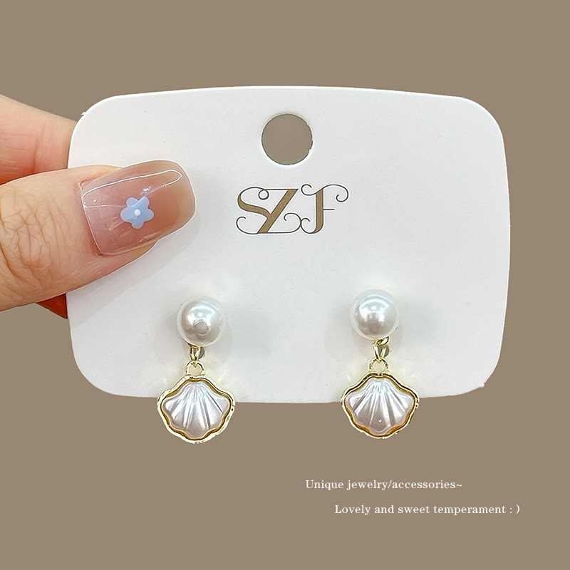 高級な真似のバロックは真珠のイヤリングをまねます。