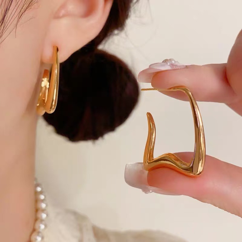 Anillo de metal francés aretes de anillo simple aretes de aretes nuevos estilos de estilo estilo estilo estilo de diseño de nicho temperamento único aretes de mujer cara pequeña