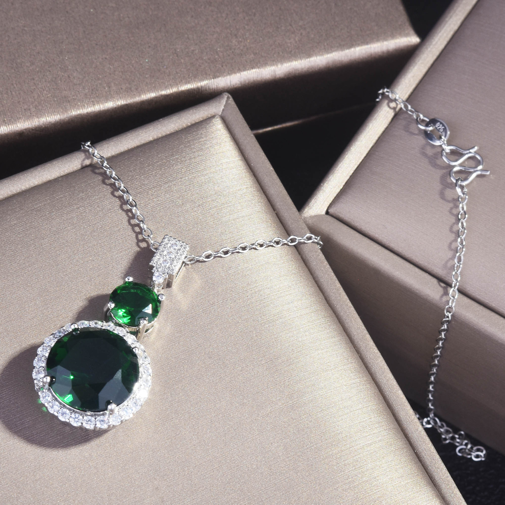 Cross-border Supply Jewelry Set Super Shiny Diamond Zircon Quality Princess Pendant Large Carat Emerald Colored Gems Necklace display picture 7