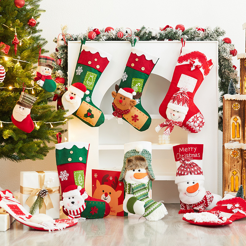 クリスマスの靴下のプレゼントの袋の大きいサイズの老人の雪だるまの贈り物のキャンディーの靴下のシーンは飾りを掛けてクリスマスの装飾品を飾ります。|undefined