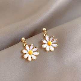 欧拉拉滴油白色小雏菊耳钉女超甜美学生个性配饰耳环可爱花卉耳饰