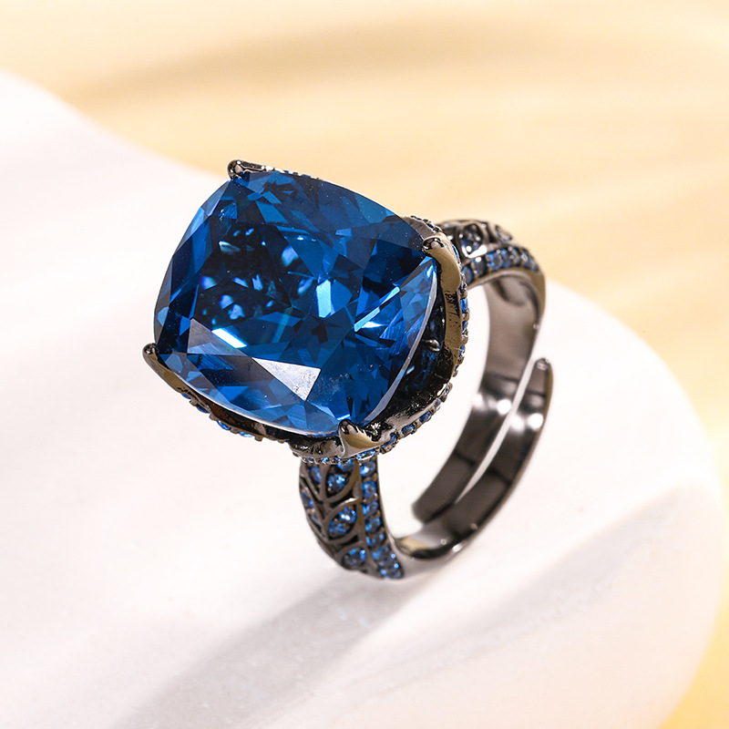 2024 Zhuang Shengsheng Joyas Fondo de cobre chapado en oro simulación retro corindón oro negro anillo de lujo ligero mujer 14*16 al por mayor