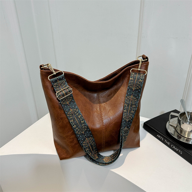 Gran capacidad de superficie suave ocio verano 2024 nueva moda temperamento de tendencia axilar correa de hombro ancha bolso de mujer