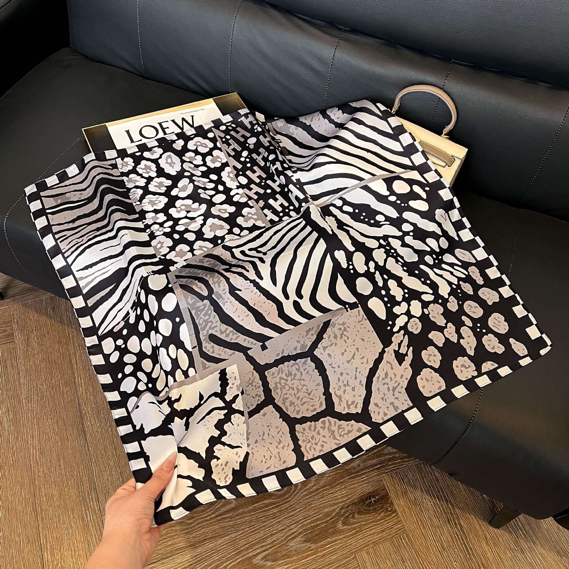 Transfronterizos nuevos bufandas de seda azul de alto nivel de seda cuadrada de simulación bufandas de moda de decoración de moda de combinación bolsa correa de pelo bufandas profesionales