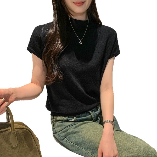 Minimalistic knitted summer fitted sweater sleevless