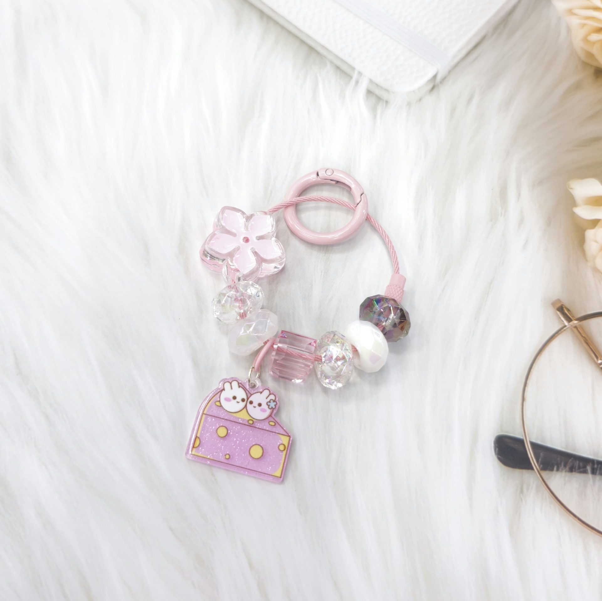 2023 nueva flor fresca Linda perla cuentas de dibujos animados acrílico llavero colgante bolsa adornos
