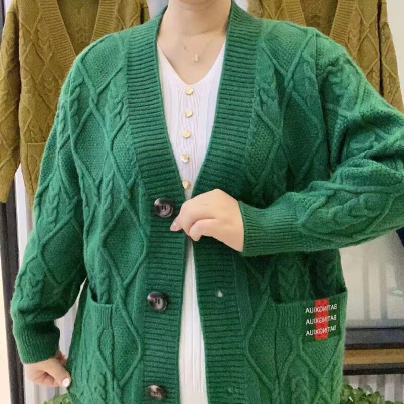 秋に太って大きいサイズのvネックのセーターの上着の新型の韓国版の太っている女性の洋風のメリヤスのカーディガンの外でマントを掛けます。|undefined