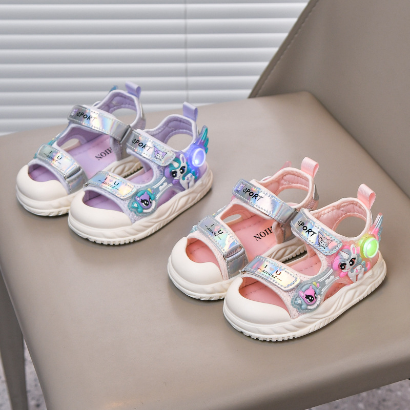 Sandalias iluminadas para niñas, nuevo estilo de verano, sandalias de princesa para niña, zapatos de suela suave para niños pequeños, zapatos de playa Baotou