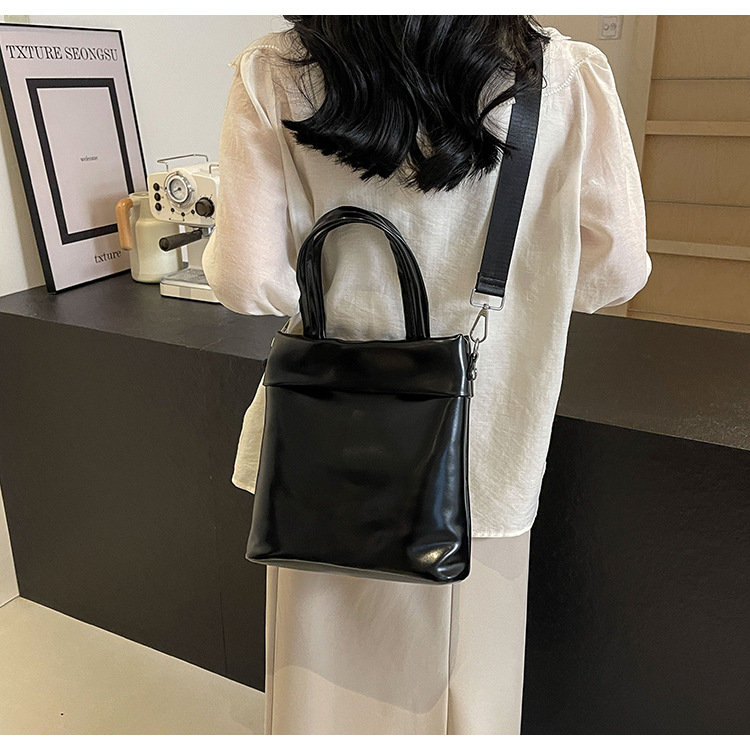 Women's Medium Pu Leather Solid Color Basic Classic Style Magnetic Buckle Tote Bag display picture 26