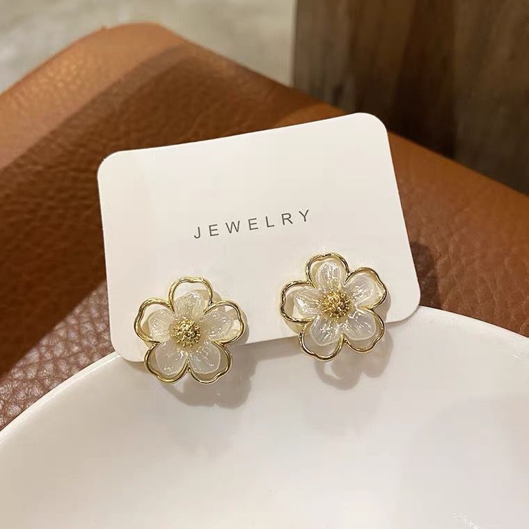 Elegant small earrings