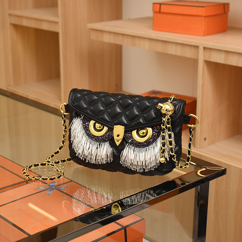 Syksyn ja talven uusi tekstuuri, raskaan teollisuuden muotoilu, trendikäs monikäyttöinen ketjulla varustettu tupsupöllö, naisten yksiolkainen olkalaukku_voghion.com