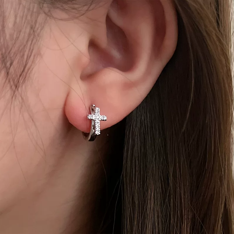 Пусеты с дизайнерской zircon-украшением, универсальные серьги, тренд сезона