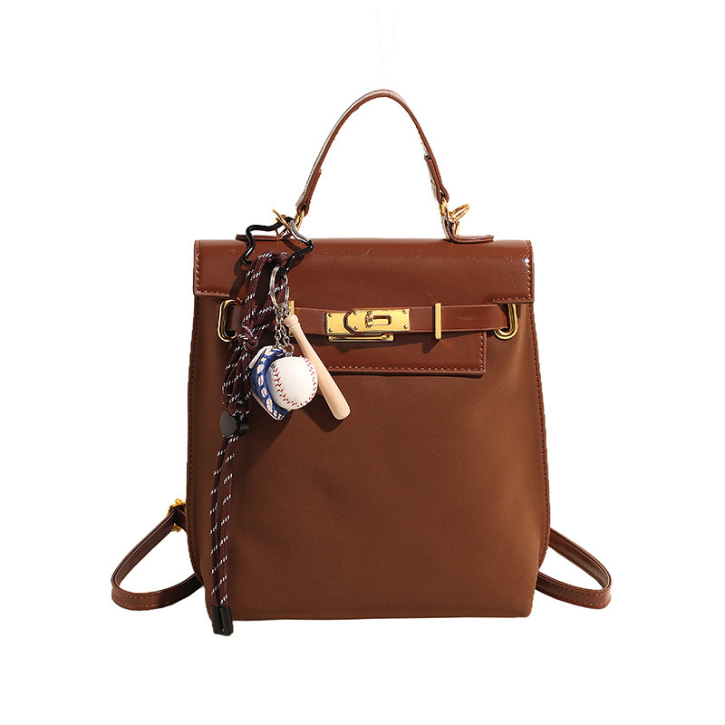 Pequeño colgante marrón