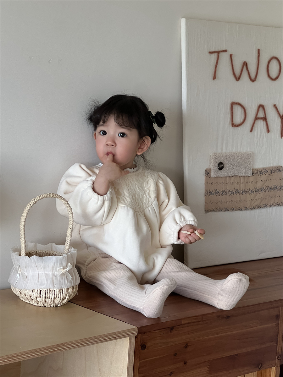 Ropa de otoño y invierno para bebés, ropa infantil coreana 2024 bebé engrosado, camiseta de niñas encaje de terciopelo en invierno