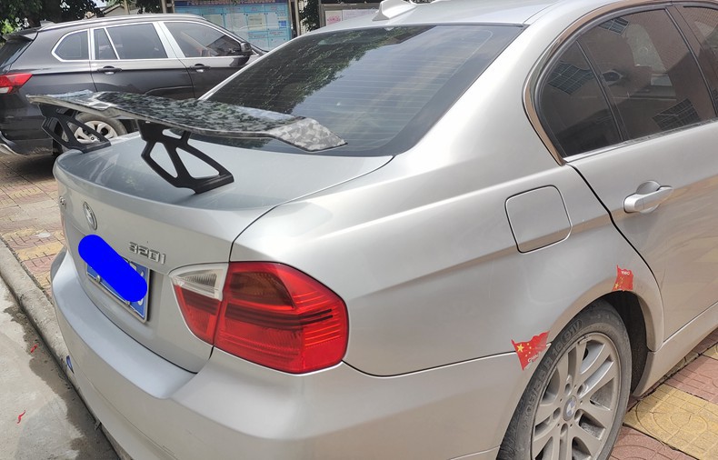 Universal Car Modification Large Rear Wing for Sedan, Perforated High-End Wind Wing V-Style, No Adhesive Required, Windproof, No Installation Needed, Spoiler