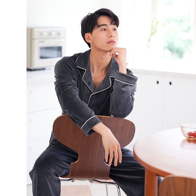젊은이와 중년층을 위한 남성용 가디건 라펠 밀크 벨벳 가정복 정장으로 편안하고 부드러우며 집과 밖에서 착용하여 따뜻하게 유지할 수 있습니다.