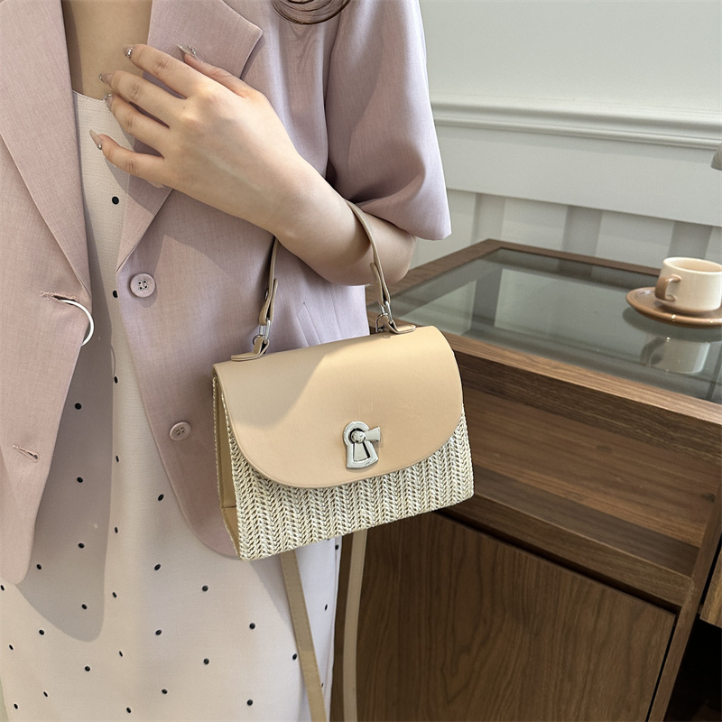 Color-Blocking-Hand-gehaltenes kleines Quadrat für Frauen 2024 neue Sommer koreanische Version modische Lock Gras gewebt lässig_voghion.com