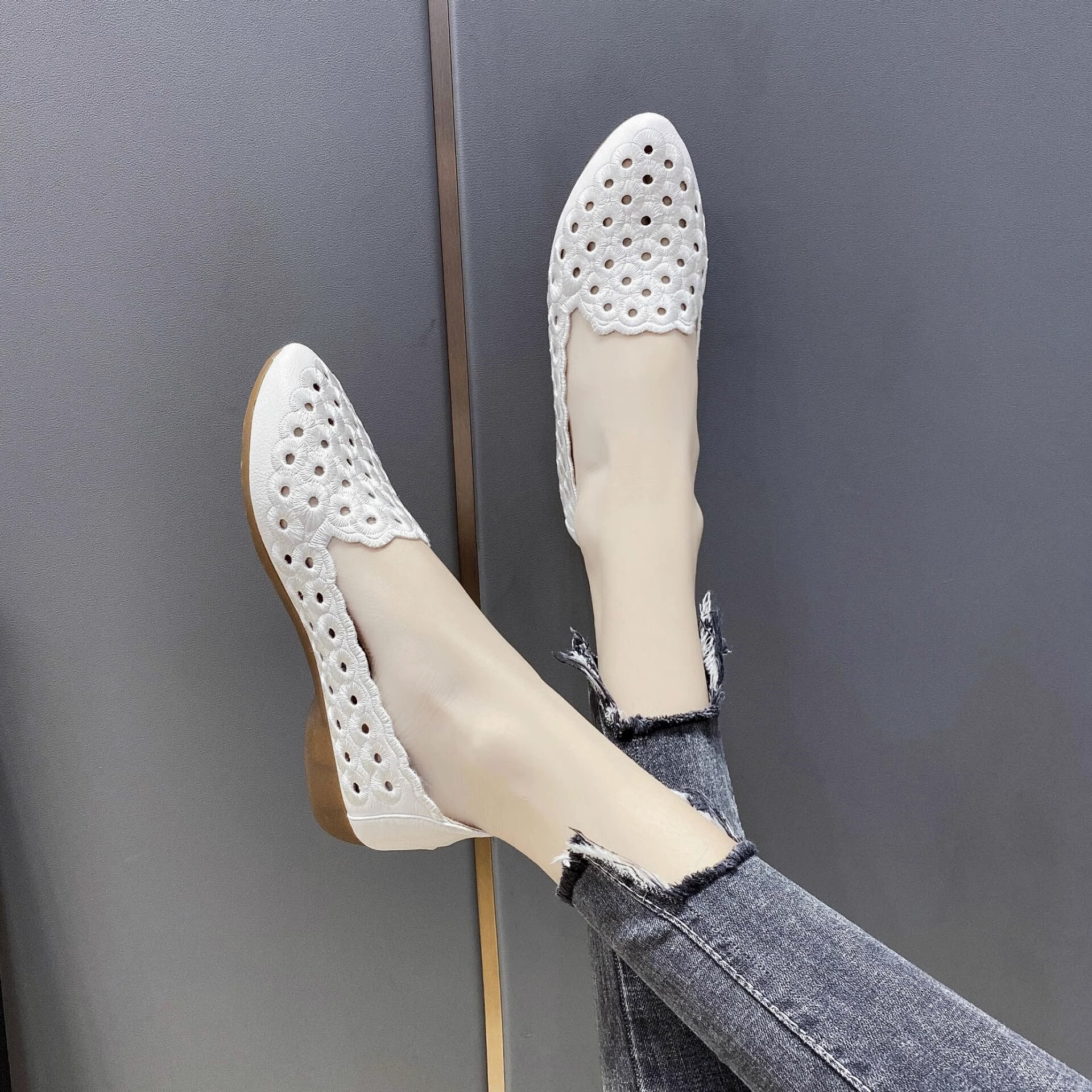 Mocasines de suela blanda con recortes bordados, zapatos de cuña sin cordones para mujer, zapatos para mamá, zapatos de verano transpirables de tacón bajo.