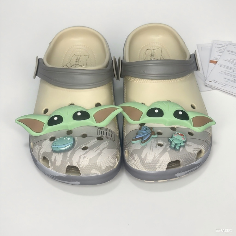 Clásico estrella de tarjeta en el lugar zapatos agujero para niños sandalias antideslizantes zapatillas de cabeza de niños zapatillas de playa al por mayor image 2
