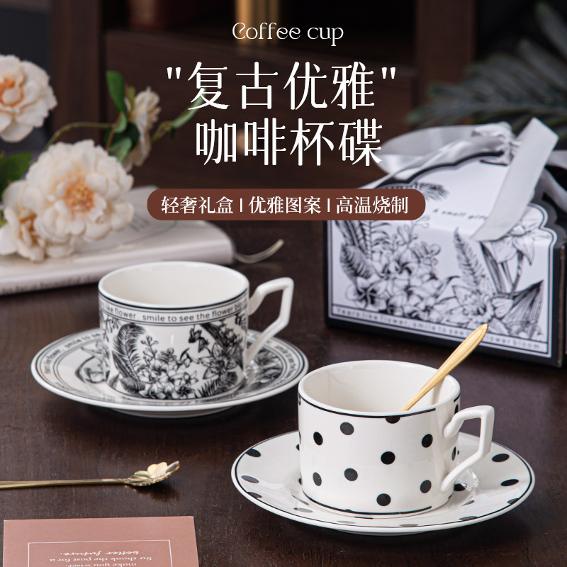 Ins blanco y negro cafetera pequeña taza de café platos de taza de café de alto nivel de estilo y flores caja de regalo para acompañantes de regalo