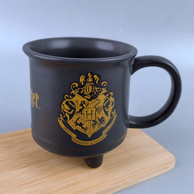 Selección estricta taza de café negra con pies Harry Potter triangular olla de cerámica taza incenso molde de taza de marca taza de agua de animación