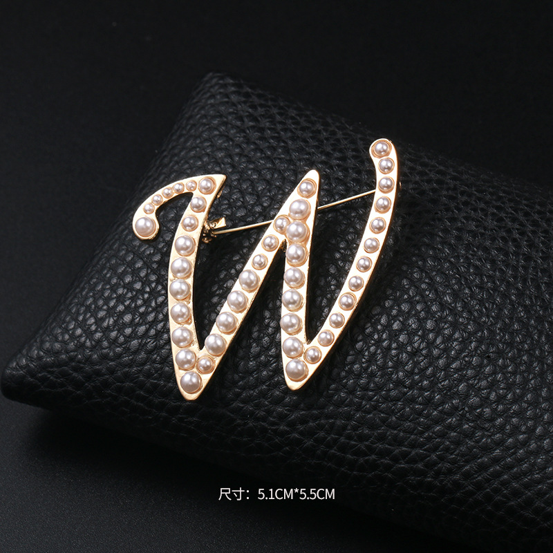 26 broches con letras en inglés de perlas, alfileres para ropa, decoraciones retro transfronterizas europeas y americanas, accesorios antiexposición para cuello
