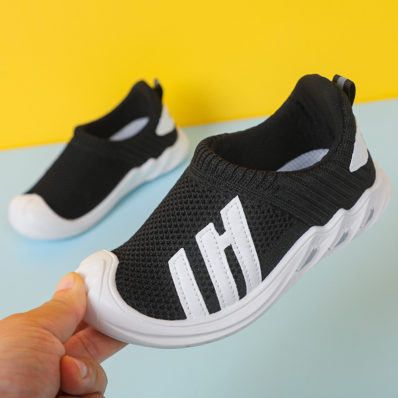 Zapatilla de deporte para niños 2023 nuevos zapatos de malla para niños tejidos voladores zapatos casuales versátiles para niñas zapatos deportivos de malla transpirable moda