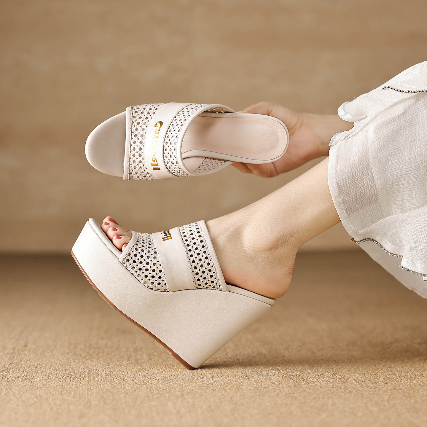 Sandal cao gót nữ hở mũi quai ngang đế xuồng da bò — màu đen, màu trắng ngà