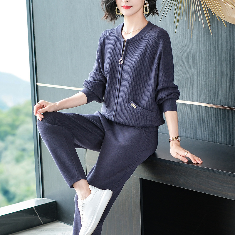 Autumn elegant sports suit for leisure
