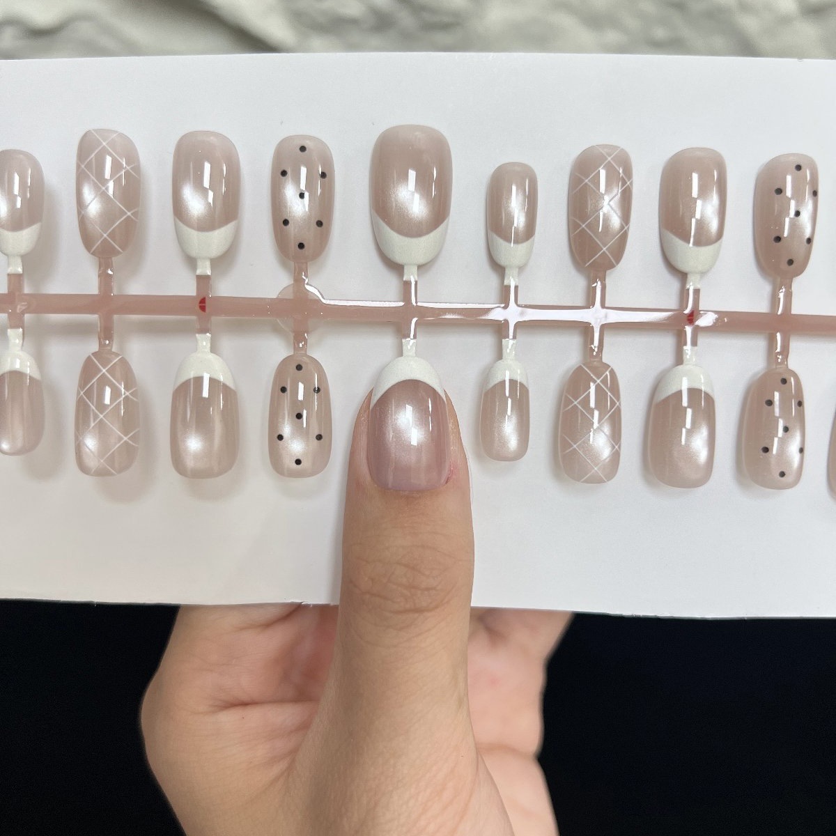 French-style plaid polka dot press-on nails, simple and elegant design, oval nail shape, versatile finished nail art wholesale