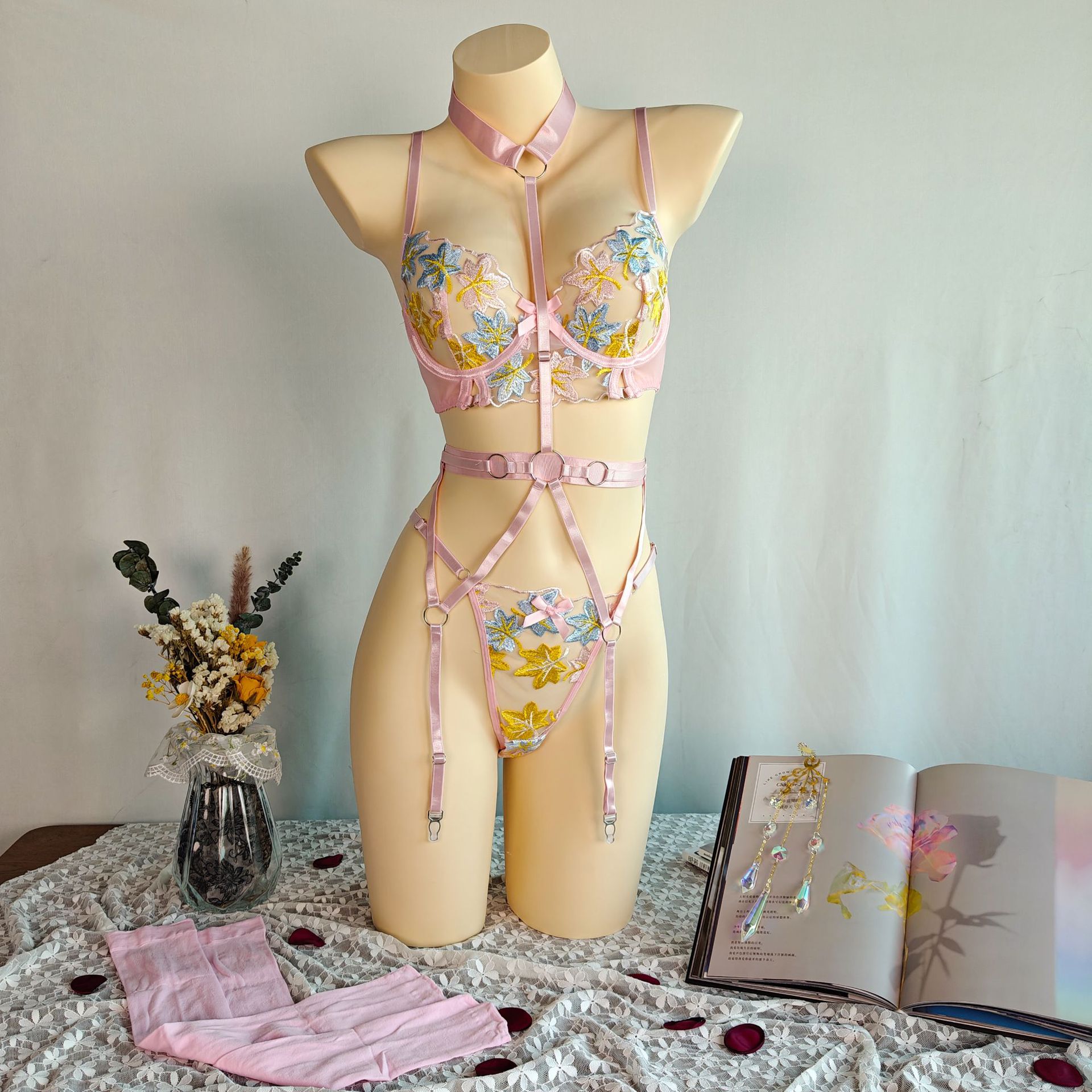 Europa y los Estados Unidos suministro de comercio exterior ropa interior sexy de mujer con soporte de acero de tres puntos cinturón de calcetín bordado de contraste de forma de cuerpo dividido