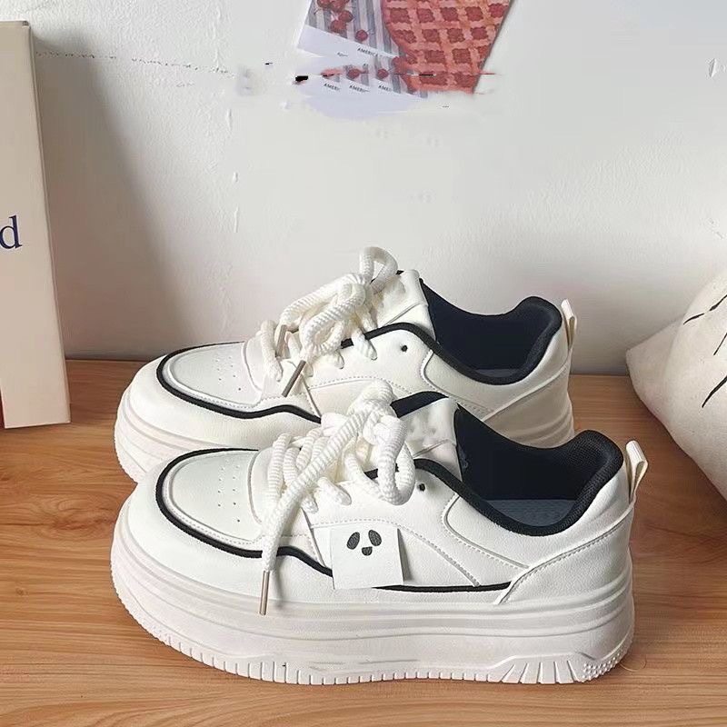 Aumentar la altura de los zapatos blancos de primavera y verano 2025, nuevos zapatos de estilo coreano para estudiantes de alto valor retrógrado de estilo de Hong Kong.