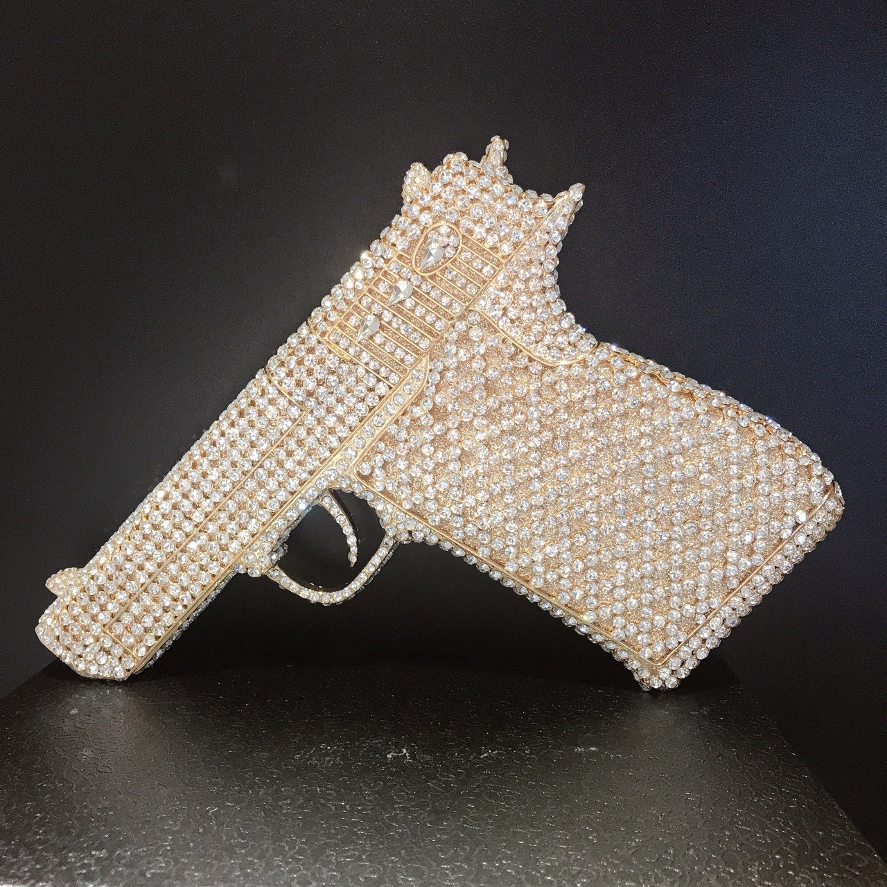Seleccione estrictamente la nueva bolsa de cena con diamantes transfronterizos, bolsas de mano de diamantes en forma de pistola, bolsas de banquete europeas y estadounidenses, bolsas de diamantes llenas de personalidad