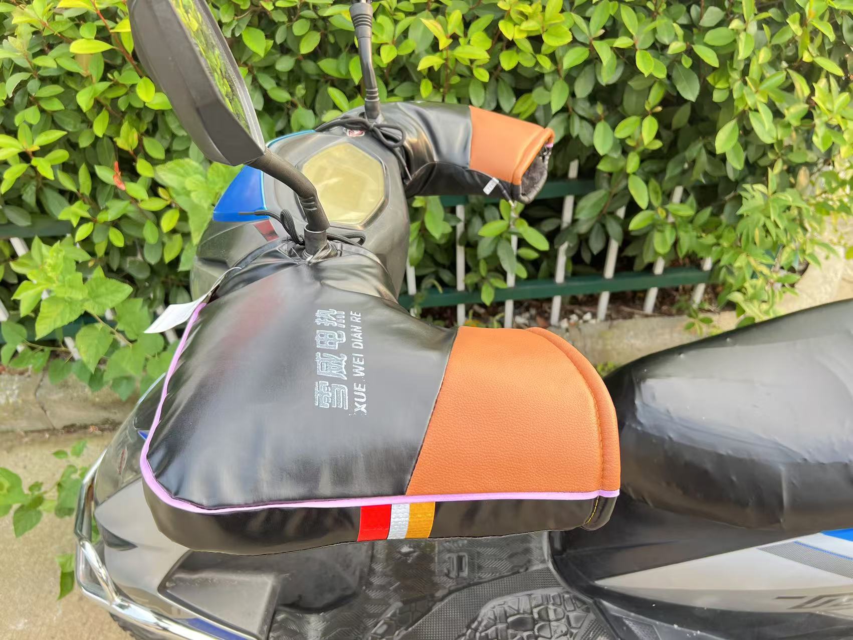 Universal electric heated handlebar covers for electric scooters and mopeds, winter electric heated handgrip covers 48V 60V 72V
