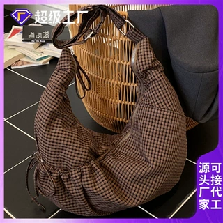 慵懒风休闲单饺子包新款尼龙布包时尚逛街斜挎包百搭通勤托特包女