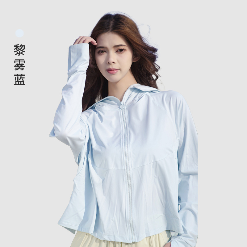 空の青い原紗の氷感のゆったりしたタイプの日焼け止めの服は帽子をかぶって紫外線を防ぎます。