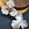 Pearl three petals + gold background three color pearls
