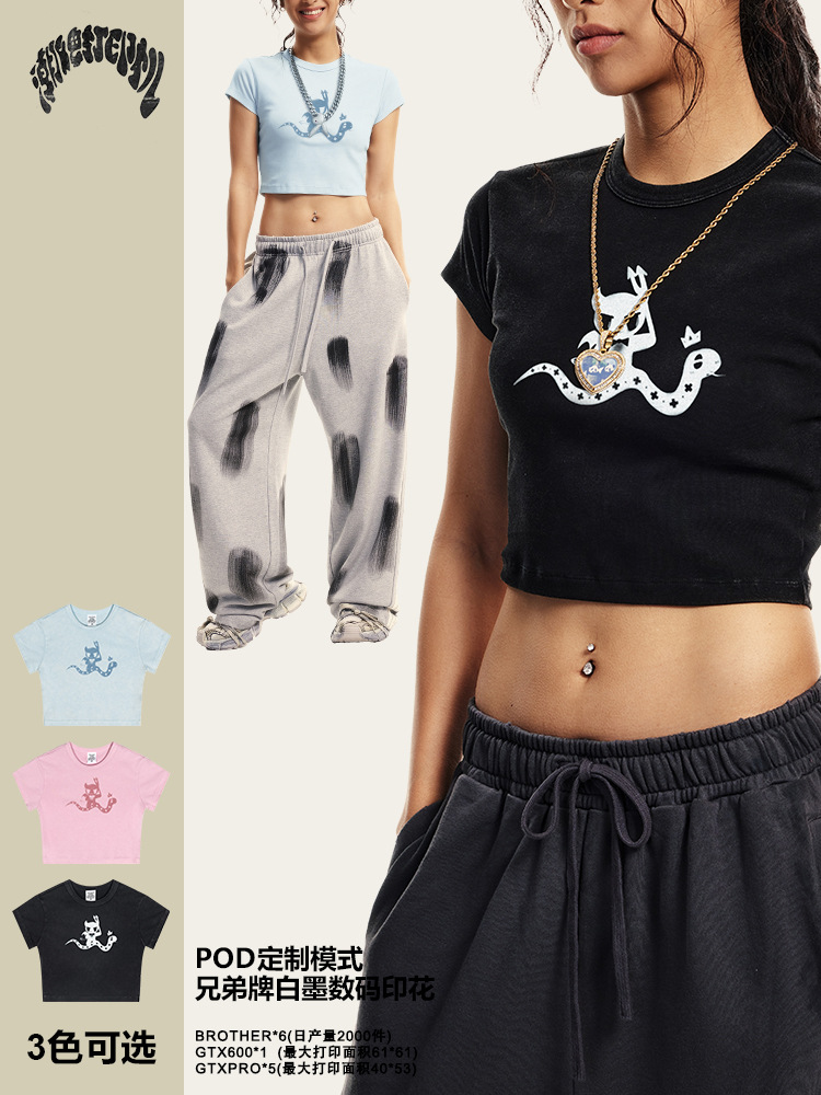 2025 verano marcas de moda europeas y estadounidenses año de la serpiente impresión de tinta blanca cuello redondo delgado camiseta de manga corta de moda chica caliente chaqueta corta