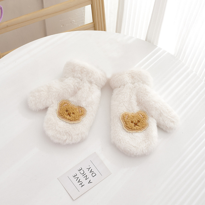 手袋の女性は冬にベルベットを厚くしてかわいい冬の学生は首を切って防風して保温手袋に乗る|undefined